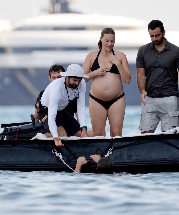 Margot Robbie pokazala trudnički trbu&scaron;čić: Na jet-skiju vozila se u dru&scaron;tvu supruga