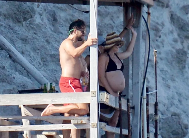 Margot Robbie pokazala trudnički trbu&scaron;čić: Na jet-skiju vozila se u dru&scaron;tvu supruga