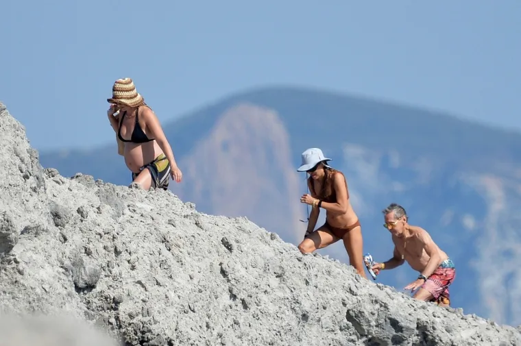 Margot Robbie pokazala trudnički trbu&scaron;čić: Na jet-skiju vozila se u dru&scaron;tvu supruga