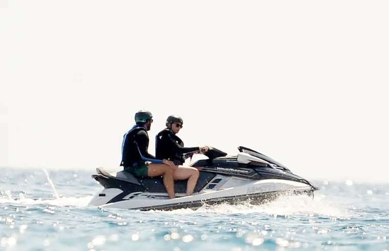 Margot Robbie pokazala trudnički trbu&scaron;čić: Na jet-skiju vozila se u dru&scaron;tvu supruga