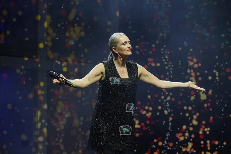 Prepoznajete li djevojčicu s fotke? Danas je slavna pjevačica i slavi 54. rođendan