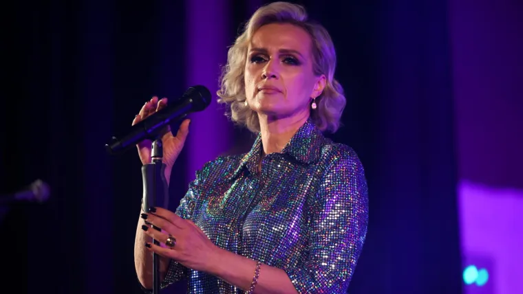 Prepoznajete li djevojčicu s fotke? Danas je slavna pjevačica i slavi 54. rođendan