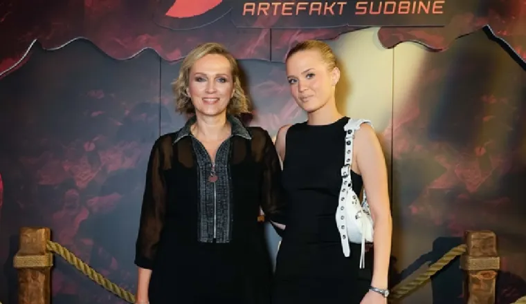 Prepoznajete li djevojčicu s fotke? Danas je slavna pjevačica i slavi 54. rođendan