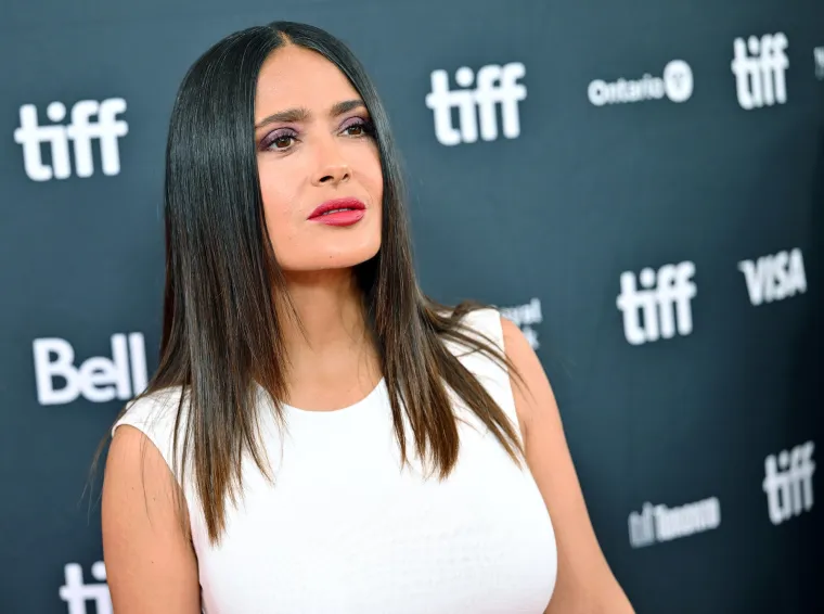 Salma Hayek slavi 57. rođendan: Atraktivnim izgledom privlači brojne poglede