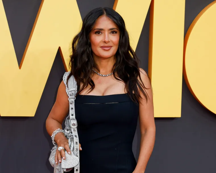 Salma Hayek slavi 57. rođendan: Atraktivnim izgledom privlači brojne poglede