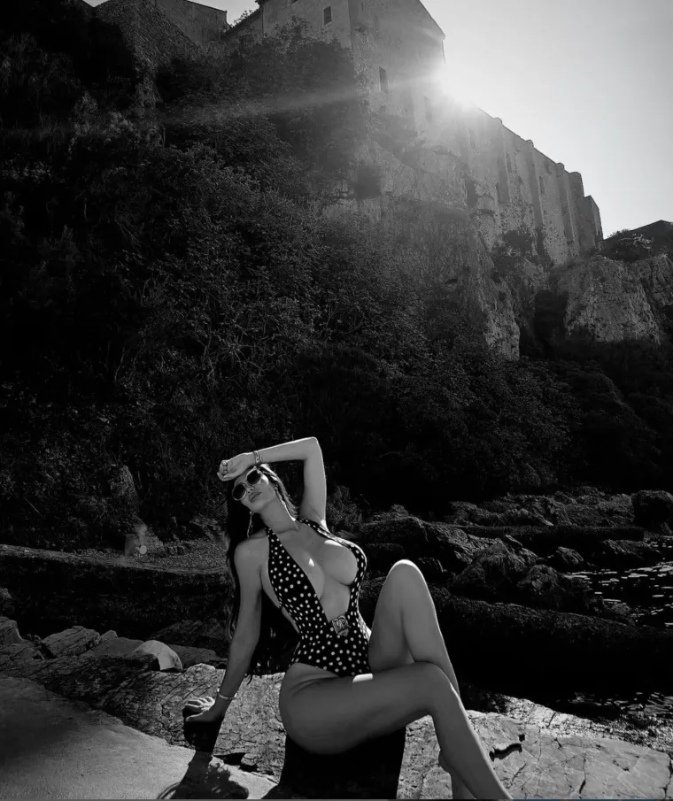Iako dulje vrijeme nije bila aktivna na društvenim mrežama kao što su fanovi navikli, u posljednje vrijeme na njezinom Instagram profilu možemo vidjeti da Soraja ne gubi vrijeme te putuje čim joj se pruži prilika. Prije šest tjedana posjetila je Mykonos u Grčkoj, a sada uživa u Francuskoj gdje je pozirala u skromnom jednodijelnom badiću. 