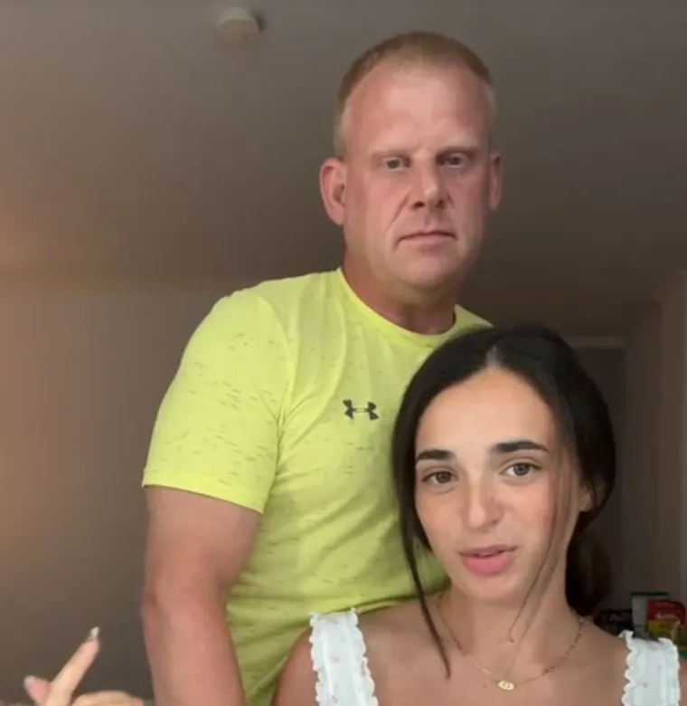 Ellie i njen dečko Mark