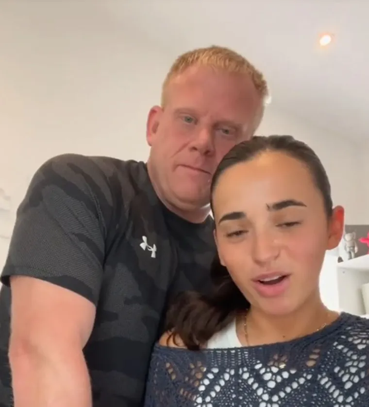 Ellie i njen dečko Mark