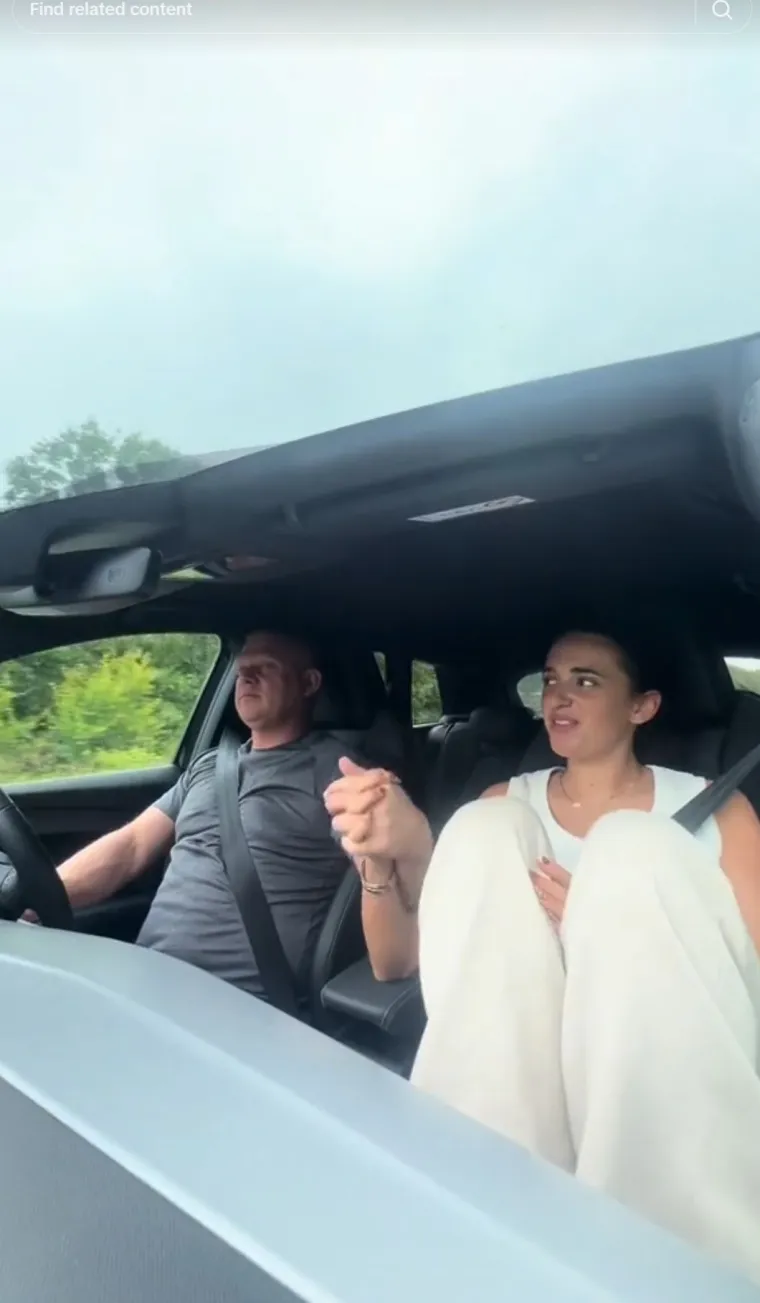 Ellie i njen dečko Mark