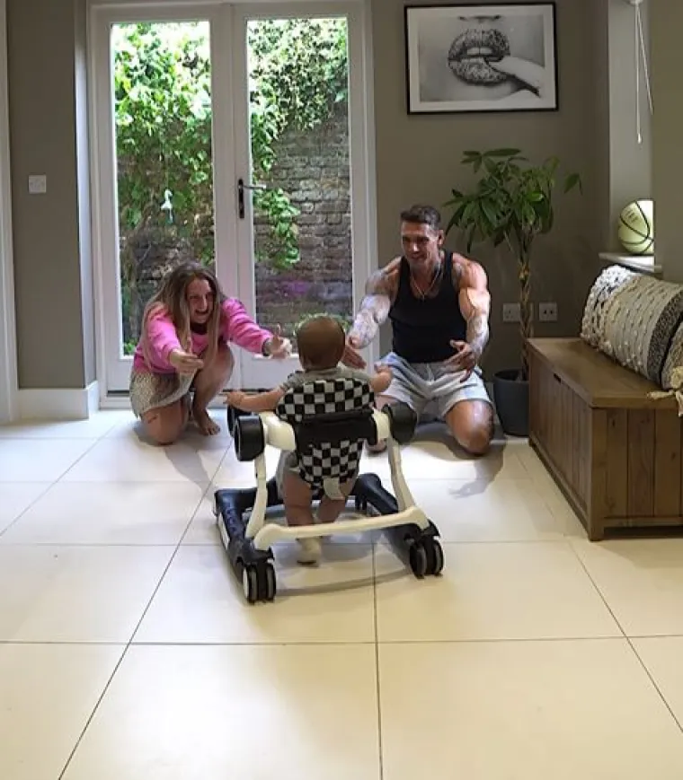 Mladi tata zadivio milijune žena: Izgleda kao Apolon, ali to nije jedini razlog