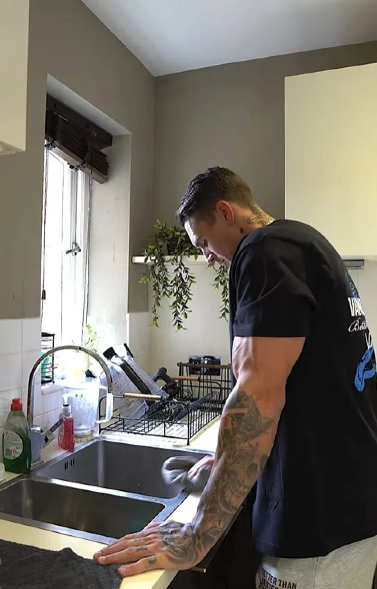 Mladi tata zadivio milijune žena: Izgleda kao Apolon, ali to nije jedini razlog