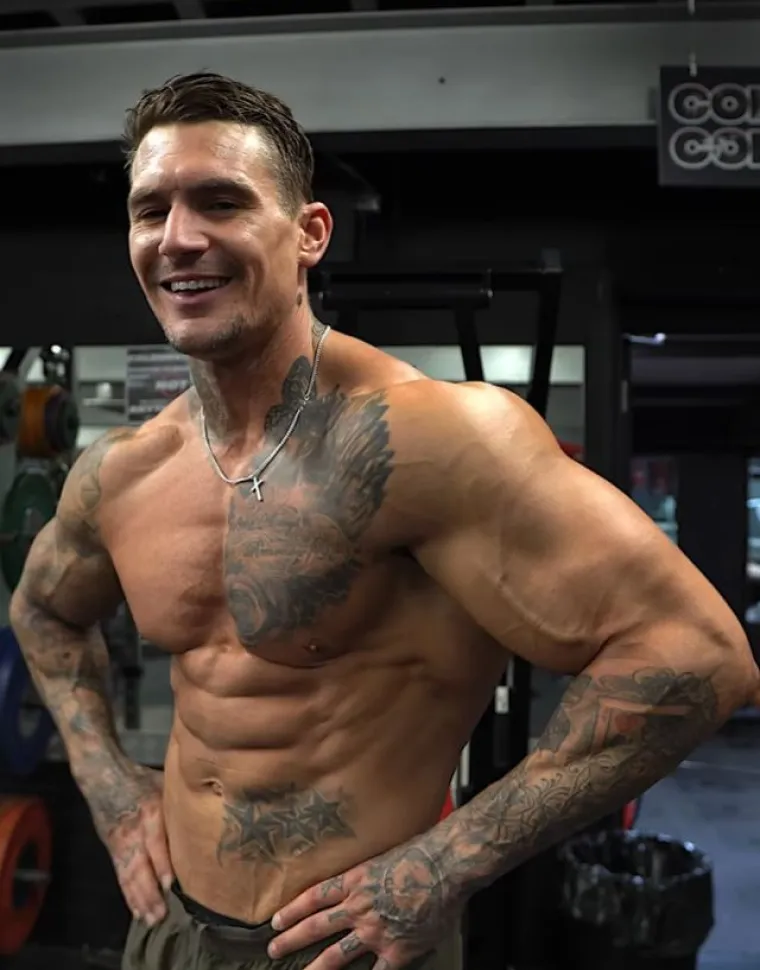 Mladi tata zadivio milijune žena: Izgleda kao Apolon, ali to nije jedini razlog