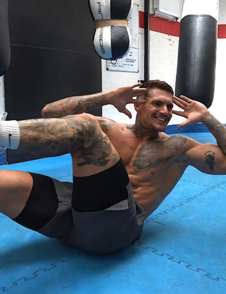 Mladi tata zadivio milijune žena: Izgleda kao Apolon, ali to nije jedini razlog