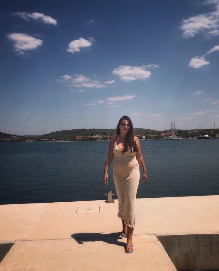 Sudeći po fotografijama, Iva često uživa u luksuznim restoranima, a velika je ljubiteljica brendiranih torbica koje ponosno pokazuje svojim fanovima.