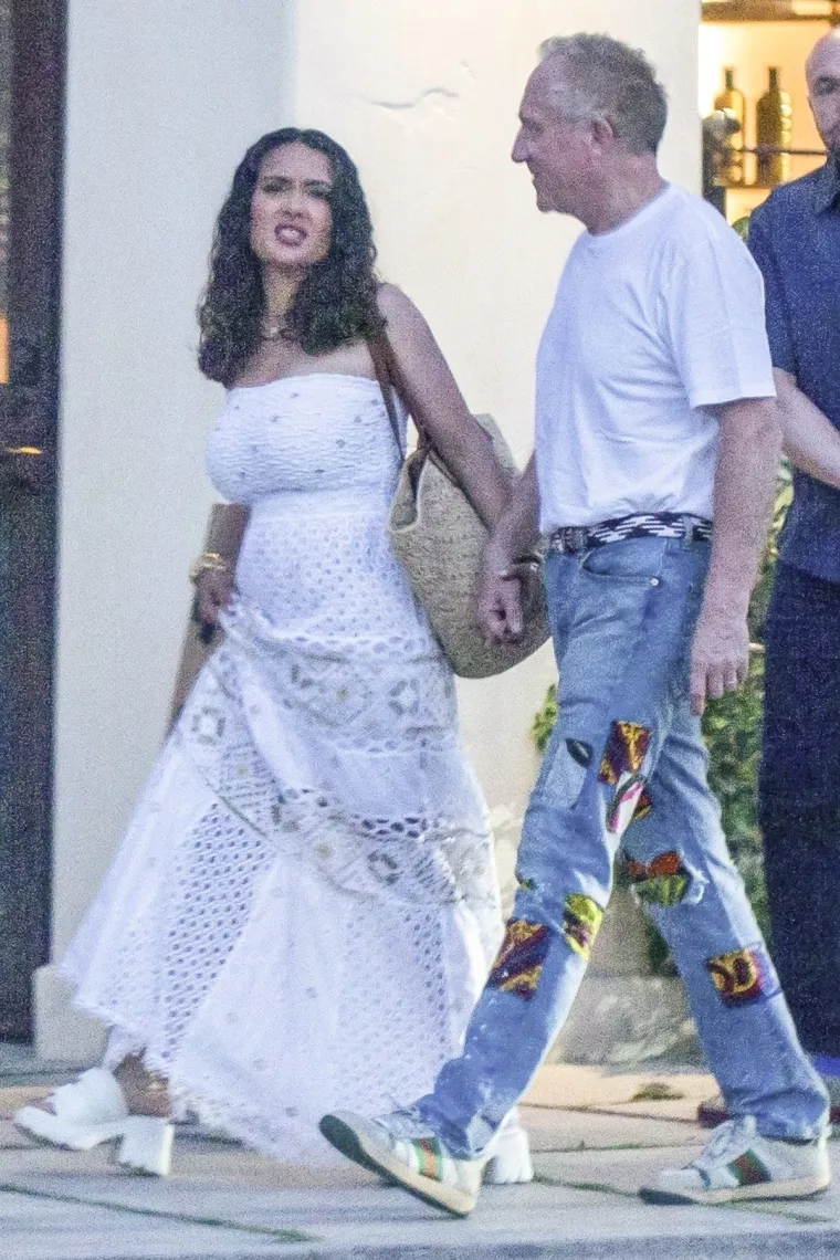 Salma Hayek slavi 57. rođendan: Atraktivnim izgledom privlači brojne poglede