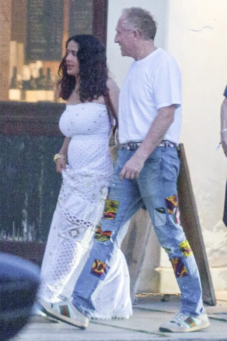 Salma Hayek slavi 57. rođendan: Atraktivnim izgledom privlači brojne poglede