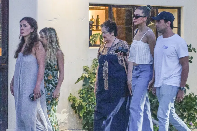 Salma Hayek slavi 57. rođendan: Atraktivnim izgledom privlači brojne poglede