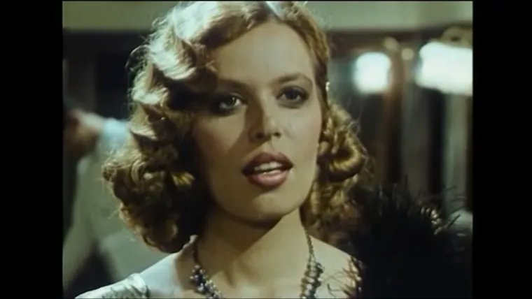 Ena je prvo dijete činovnika Nikole i prodavačice Terezije Begović. Ime je dobila u čast baki Mandaljeni. Nakon &scaron;to joj je otac umro 1989. godine, majka joj je u svemu bila najveći oslonac, a i sama je Ena isticala da su najbolje prijateljice. Kasnije su je opisivali kao živahnu djevojčicu koja je uvijek nosila hlače, a kosu je plela u pletenice. Pohađala je srednju &scaron;kolu u Dubrovniku tijekom koje je, zajedno sa svojom sestrom, živjela u dubrovačkom učeničkom domu. Zbog buntovnog pona&scaron;anja, pred sam kraj srednje &scaron;kole, izbačene su iz doma te su morale otići u podstanarstvo.