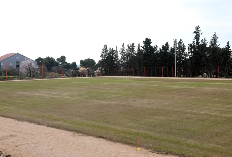 Stadion u Hrvatskoj na kojem je u veljači zasađena nova trava danas je u očajnom stanju