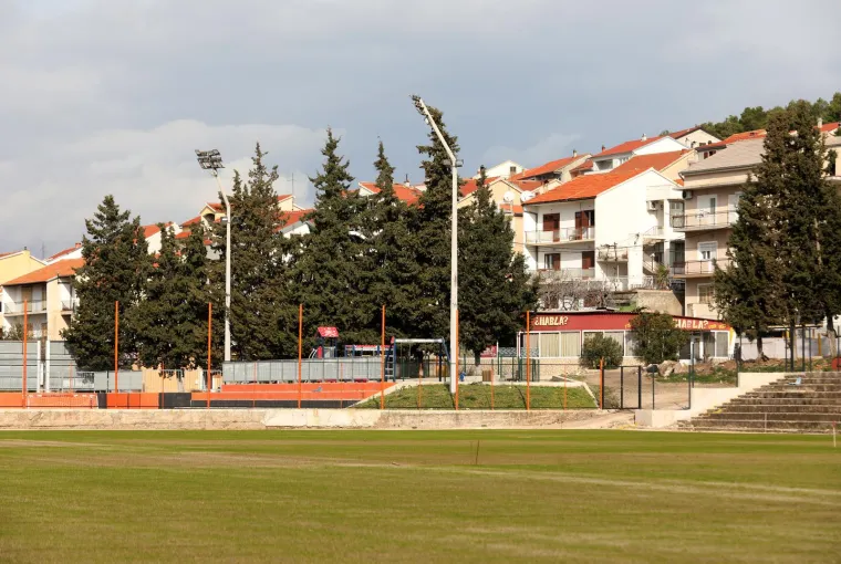 Stadion u Hrvatskoj na kojem je u veljači zasađena nova trava danas je u očajnom stanju