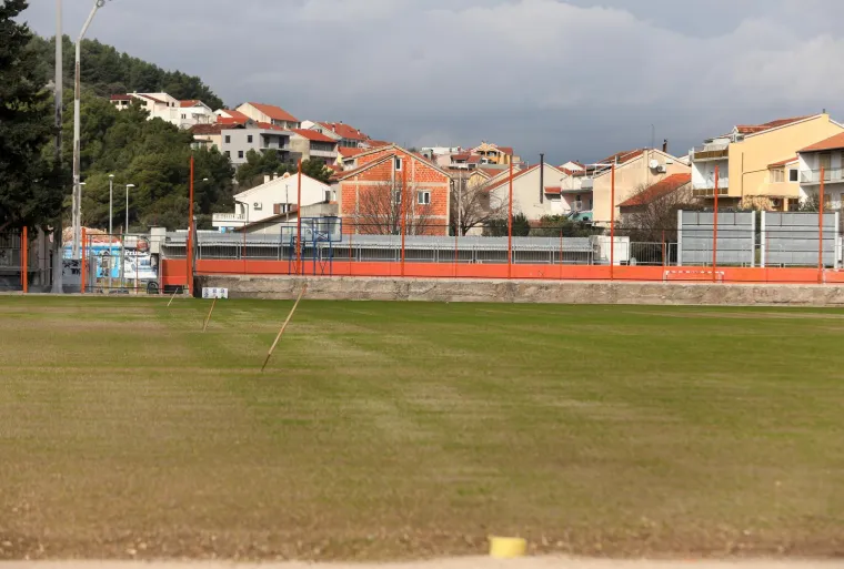 Stadion u Hrvatskoj na kojem je u veljači zasađena nova trava danas je u očajnom stanju