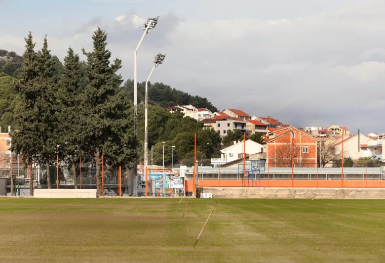Stadion u Hrvatskoj na kojem je u veljači zasađena nova trava danas je u očajnom stanju