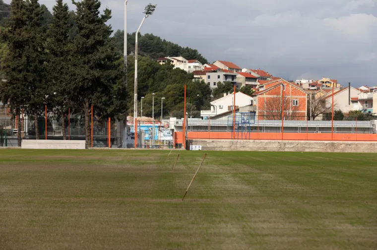 Stadion u Hrvatskoj na kojem je u veljači zasađena nova trava danas je u očajnom stanju