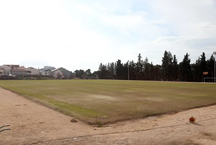 Stadion u Hrvatskoj na kojem je u veljači zasađena nova trava danas je u očajnom stanju
