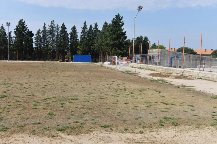 Stadion u Hrvatskoj na kojem je u veljači zasađena nova trava danas je u očajnom stanju