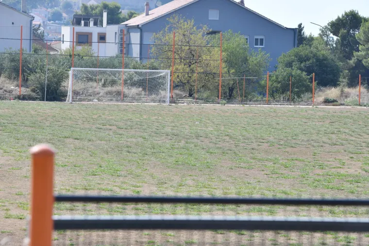 Stadion u Hrvatskoj na kojem je u veljači zasađena nova trava danas je u očajnom stanju