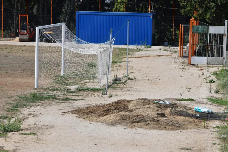 Stadion u Hrvatskoj na kojem je u veljači zasađena nova trava danas je u očajnom stanju