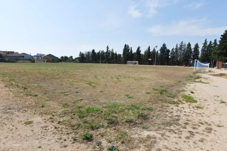 Stadion u Hrvatskoj na kojem je u veljači zasađena nova trava danas je u očajnom stanju
