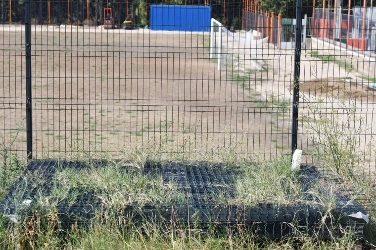 Stadion u Hrvatskoj na kojem je u veljači zasađena nova trava danas je u očajnom stanju