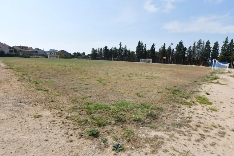 Stadion u Hrvatskoj na kojem je u veljači zasađena nova trava danas je u očajnom stanju