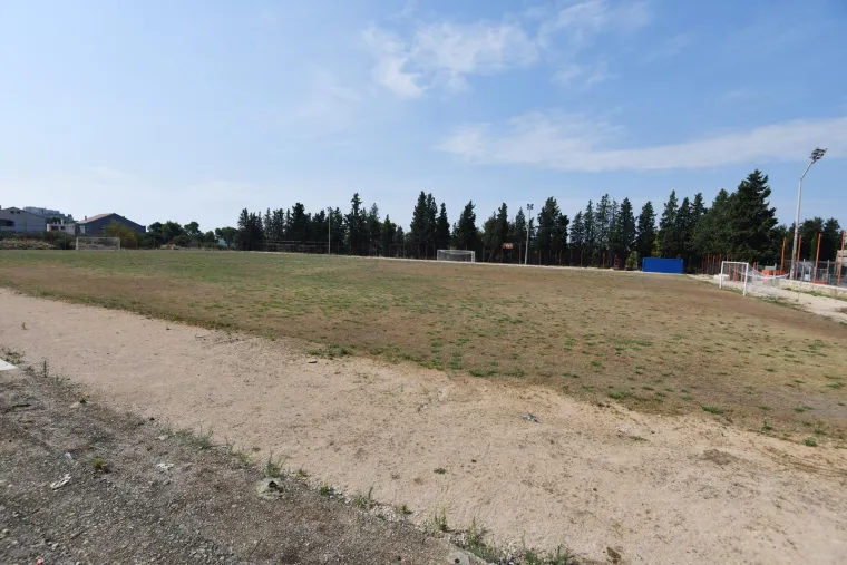 Stadion u Hrvatskoj na kojem je u veljači zasađena nova trava danas je u očajnom stanju