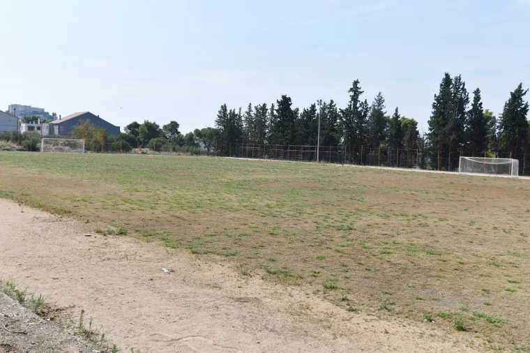 Stadion u Hrvatskoj na kojem je u veljači zasađena nova trava danas je u očajnom stanju
