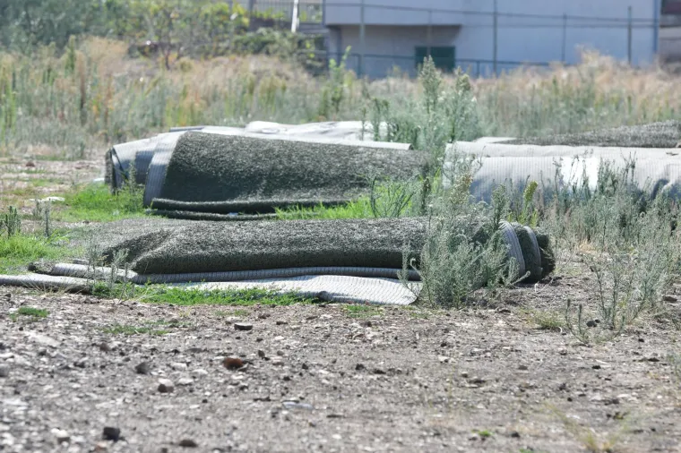 Stadion u Hrvatskoj na kojem je u veljači zasađena nova trava danas je u očajnom stanju