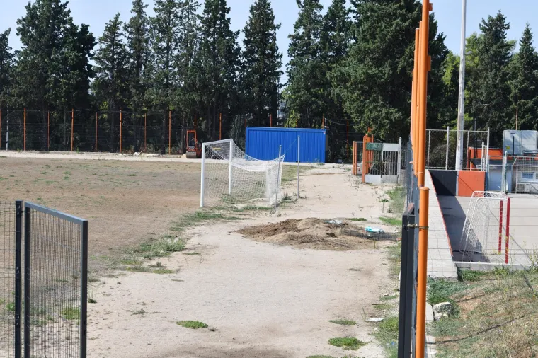 Stadion u Hrvatskoj na kojem je u veljači zasađena nova trava danas je u očajnom stanju