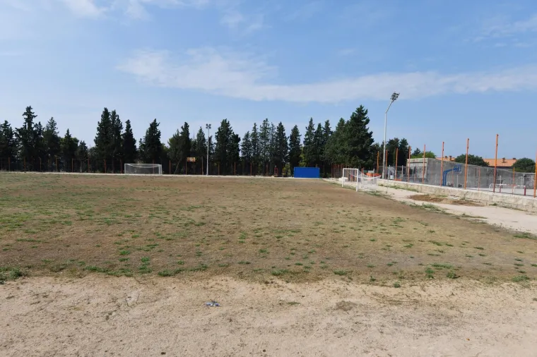 Stadion u Hrvatskoj na kojem je u veljači zasađena nova trava danas je u očajnom stanju