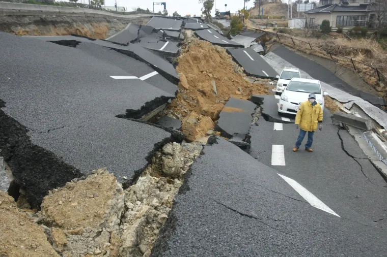 Razorni potres i tsunami uništili su preko 450.000 zgrada i ubili preko 18.000 ljudi. Alexis i njena obitelj kasnije su napustili Japan zbog straha od radijacije.