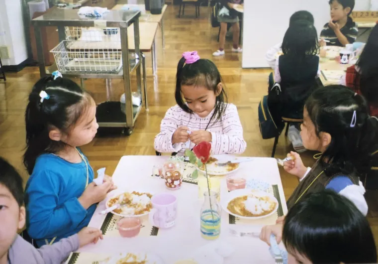 Oni su bili odvojeni od svoje majke, koja je bila na drugoj strani stana. Instruktori su svima brzo rekli da se smjeste ispod stolova.  &quot;Zgrada je počela zveckati, a stvari su počele padati sa zidova. Nisam znala gdje mi je mama i nisam je mogla vidjeti&quot;, prisjetila se Alexis.