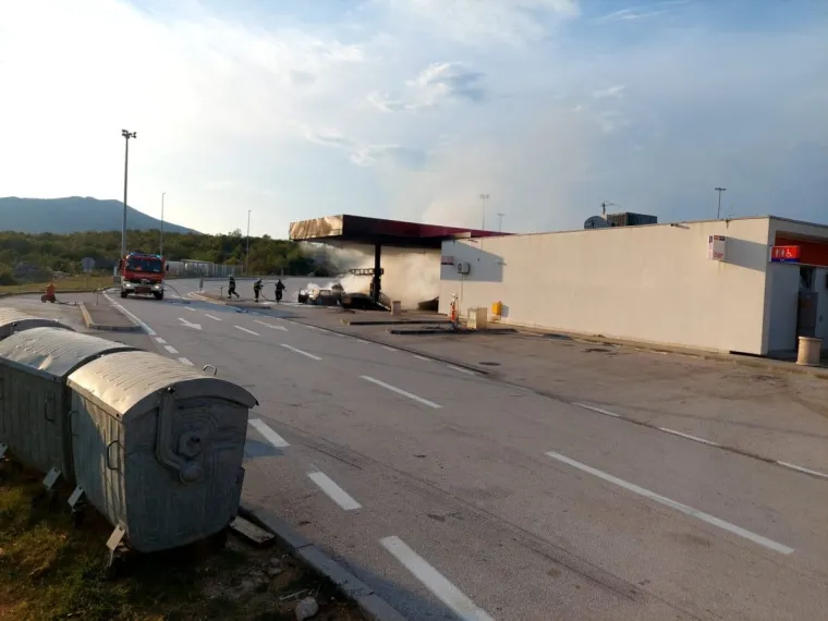 Pogledajte stravične scene na benzinskoj postaji. Ozlijeđeni se bore za život