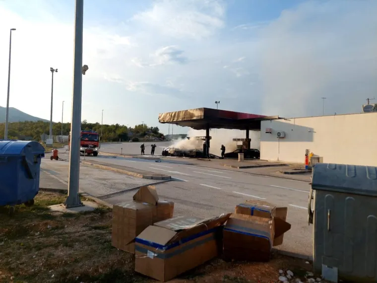 Pogledajte stravične scene na benzinskoj postaji. Ozlijeđeni se bore za život