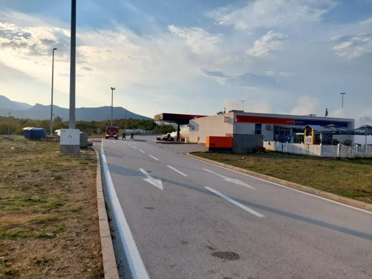 Pogledajte stravične scene na benzinskoj postaji. Ozlijeđeni se bore za život