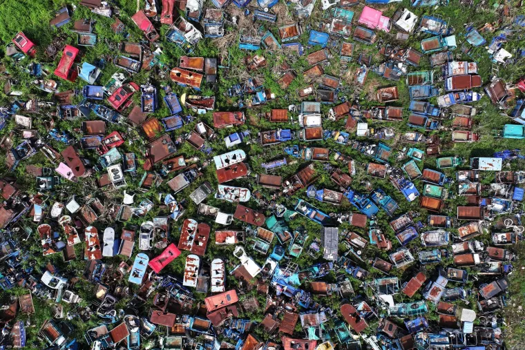 Zračna fotografija snimljena 22. kolovoza 2024. prikazuje veliki broj automobila i motocikala koji čekaju da budu rastavljeni na mjestu za otpad odbačenih motornih vozila u Nanjingu.