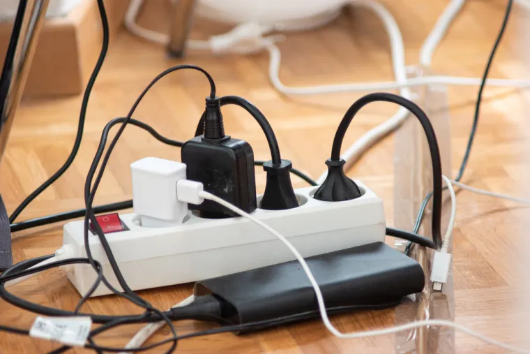 2. Izbjegavajte produžni kabel: Osobito ako živite u starijoj kući, utičnice mogu biti slabe ili nepravilno postavljene. Zbog toga zna biti primamljivo koristiti produžni kabel kako biste dobili struju tamo gdje vam je potrebna. Međutim, svakako želite biti sigurni da su uređaji većeg opterećenja kao što su grijalice, klima uređaji i ploče za kuhanje uključeni izravno u zidnu utičnicu.