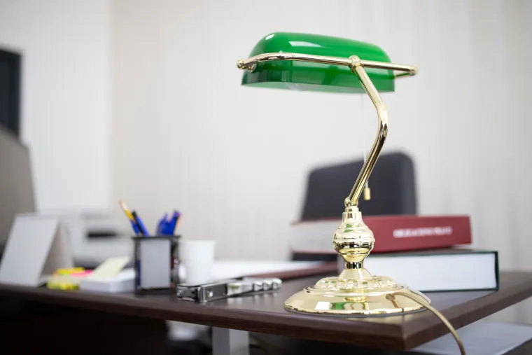 Kako biste testirali uzemljeni prekidač trebate uključiti lampu u utičnicu, uključiti lampu i pritisnuti tipku za testiranje uzemljenog prekidača. Ako se svjetlo ne ugasi, uzemljeni prekidač ne radi ispravno i trebao bi ga pregledati električar. Ako mislite da radi, pritisnite gumb za resetiranje. Ako se svjetlo ponovno ne upali, prekidač treba zamijeniti.
