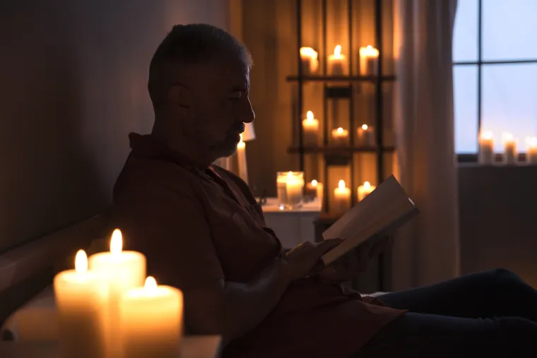 Većina požara u domovima započinje zbog nepažnje, poput ostavljenih upaljenih svijeća ili neispravnih električnih uređaja. 