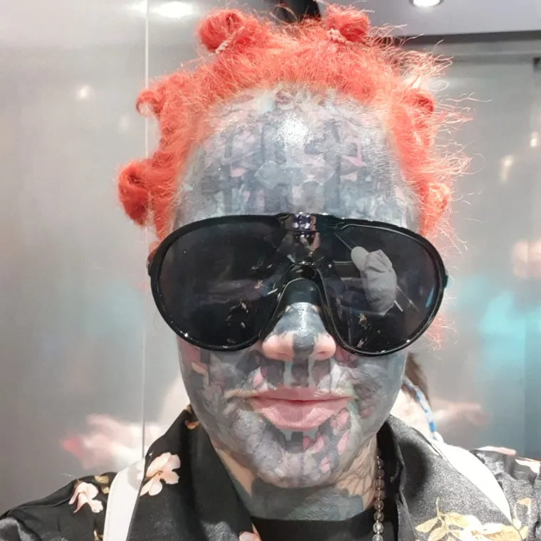 Zabranili joj kupnju školskog pribora za djecu zbog 800 tetovaža koje ima na tijelu