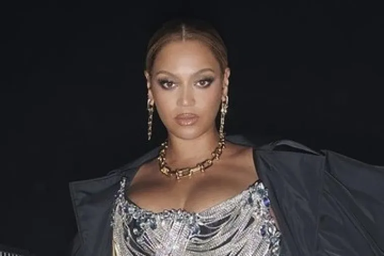 Beyoncein trik za nanošenje pudera: Prvo na lice stavite hidratantnu kremu, a kada je lice još mokro (krema se nije do kraja upila) spužvicom nanesite podlogu.  Tako se oba proizvoda stapaju, a koža izgleda puno hidratiziranije. 